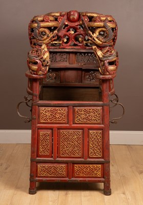 Lot 402 - An antique Chinese sedan chair