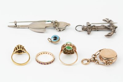 Lot 116 - A small collection of jewellery, comprising an...