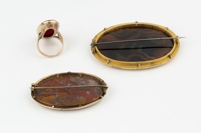 Lot 133 - A 9ct gold and hardstone dress ring, the oval...