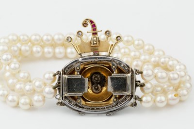 Lot 138 - A three strand cultured pearl bracelet with...