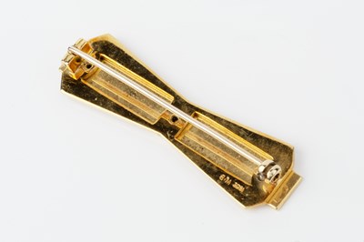 Lot 139 - An 18ct yellow gold bar brooch, of angular...