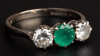 Lot 29 - An emerald and diamond three stone ring