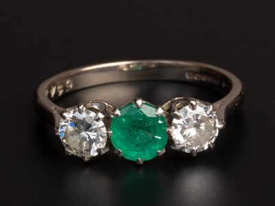 Lot 29 - An emerald and diamond three stone ring