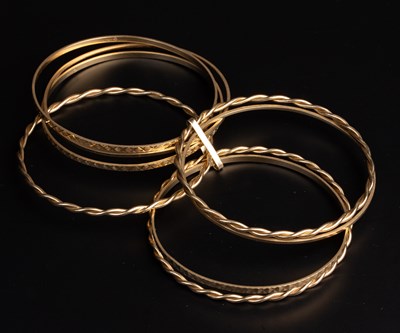 Lot 33 - A 9ct gold bangle bracelet