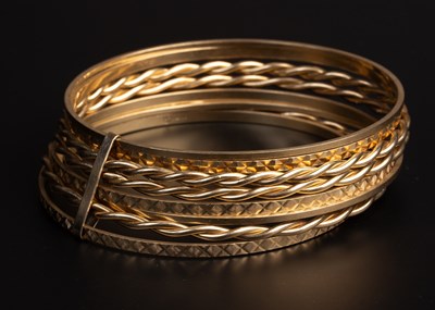 Lot 33 - A 9ct gold bangle bracelet