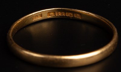 Lot 40 - A 22ct gold band