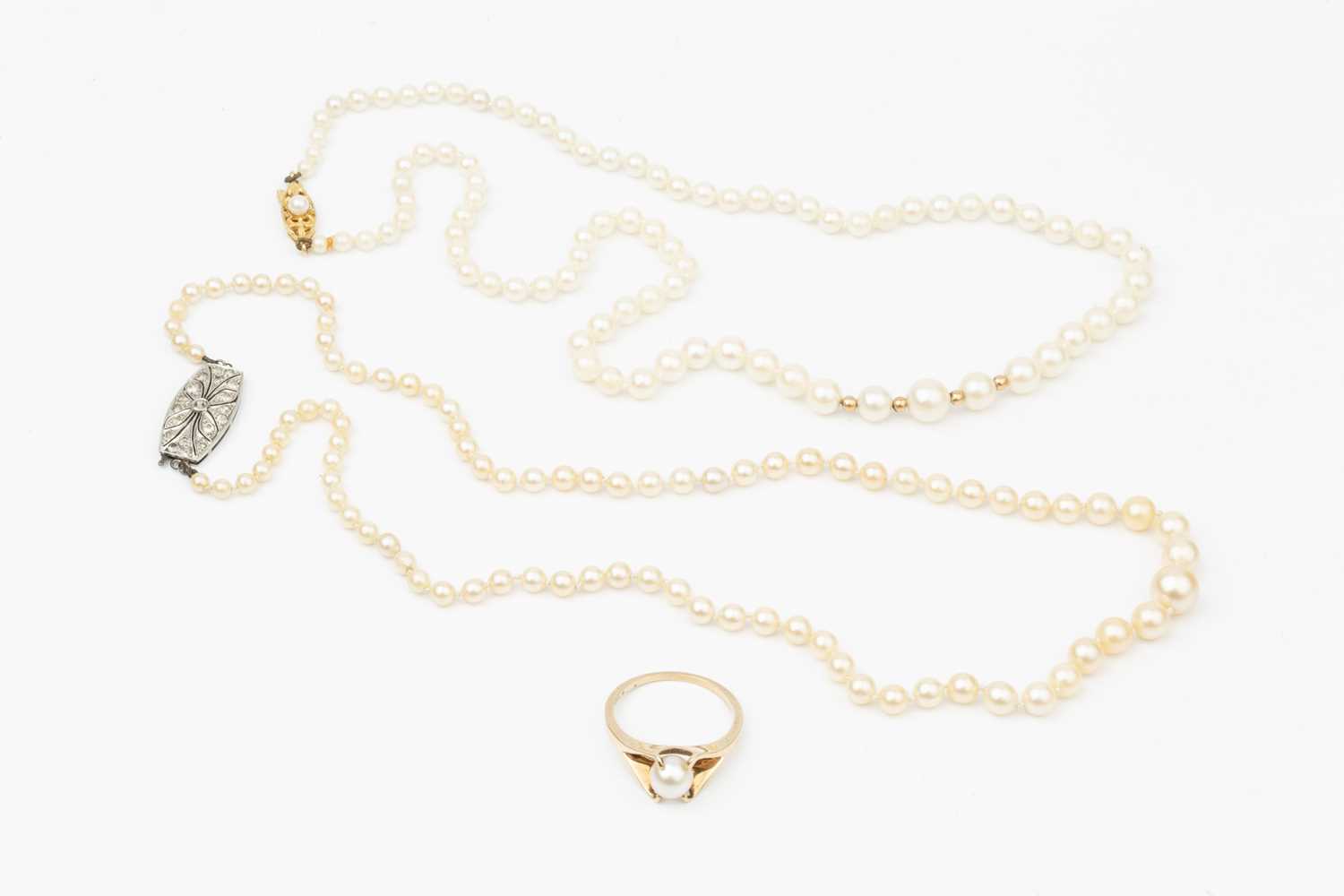 Lot 158 - A single strand graduated cultured pearl...