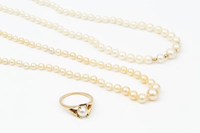 Lot 158 - A single strand graduated cultured pearl...