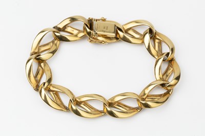 Lot 150 - An 18ct yellow gold bracelet, composed of oval...