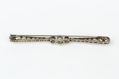 Lot 159 - A diamond bar brooch, of tapered 'propellor'...