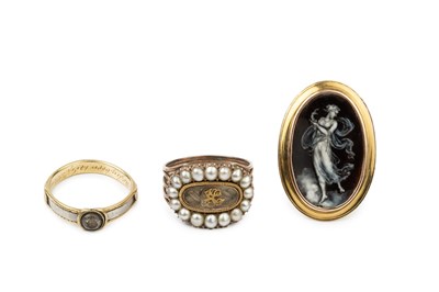 Lot 168 - A Georgian gold and seed pearl memorial ring,...