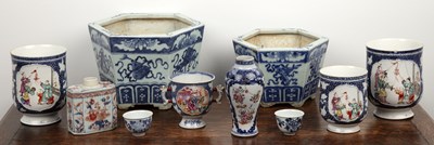 Lot 468 - Group of porcelain pieces Chinese, 18th/19th...