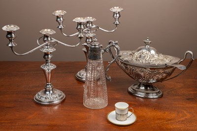 Lot 365 - A collection of silver plated items