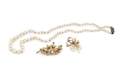 Lot 207 - A 9ct yellow gold floral spray brooch, set...