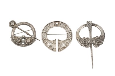 Lot 175 - A Scottish silver cloak brooch or pin, with...