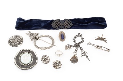 Lot 195 - A collection of assorted costume jewellery, to...