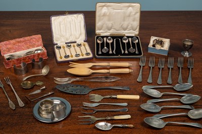 Lot 77 - An assortment of silver and silver plated cutlery