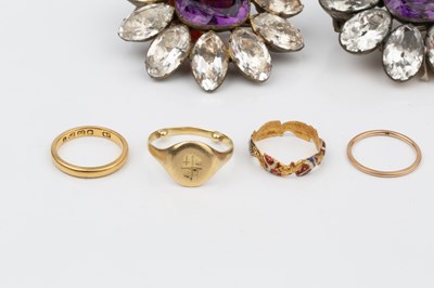 Lot 161 - A late Victorian 22ct gold wedding band,...