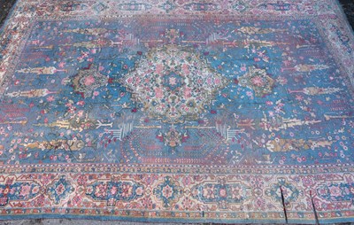 Lot 412 - A large 20th century hand-woven Persian Heriz style Carpet