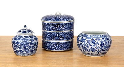 Lot 28 - Three pieces of blue and white porcelain...