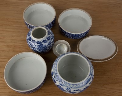 Lot 28 - Three pieces of blue and white porcelain...
