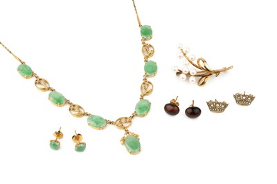 Lot 247 - A Chinese 14k gold and jade necklace, set with...