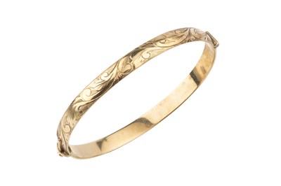 Lot 253 - A 9ct gold hinged bangle, with foliate...