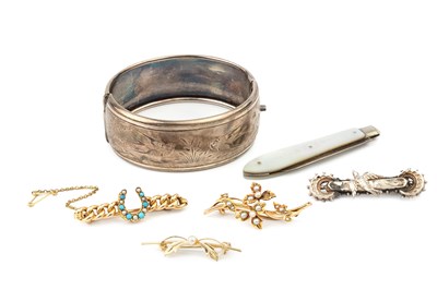 Lot 254 - A 15ct gold, turquoise and seed pearl set bar...