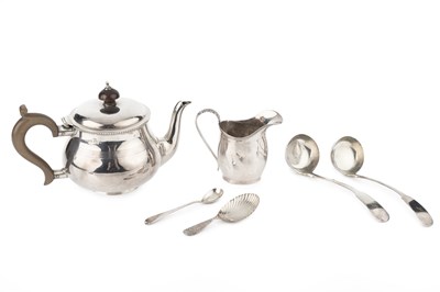 Lot 773 - A George V silver bachelor's teapot, with...