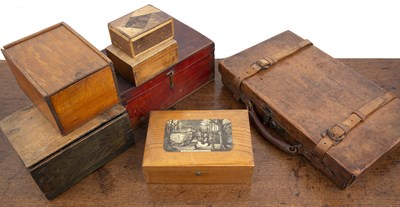 Lot 235 - Collection of boxes to include a small hinged...