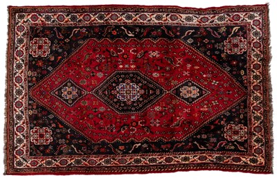 Lot 419 - A 20th century hand-woven Shiraz rug