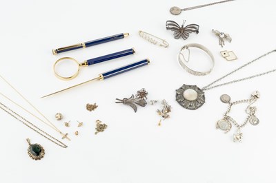 Lot 15 - A small collection of jewellery, comprising a...