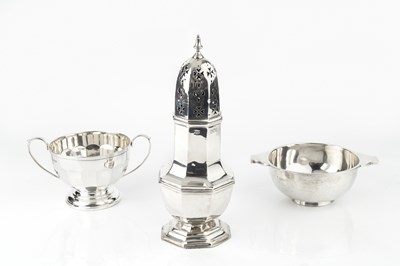 Lot 910 - An Edwardian silver large sugar castor, of...