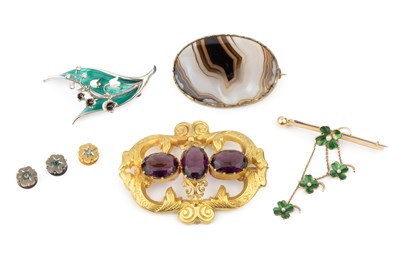 Lot 282 - An amethyst brooch, the three oval cut stones...