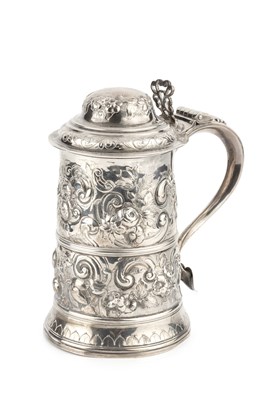 Lot 678 - A George III silver tankard, with hinged domed...