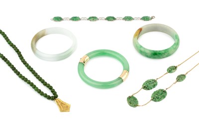 Lot 21 - A 14k gold mounted jade hinged bangle, 7.6cm...