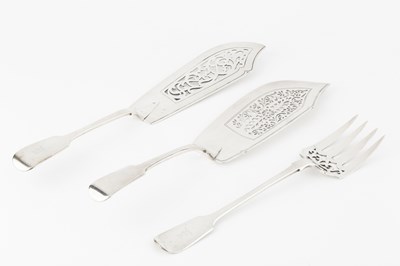 Lot 663 - A George IV silver fiddle pattern fish slice,...