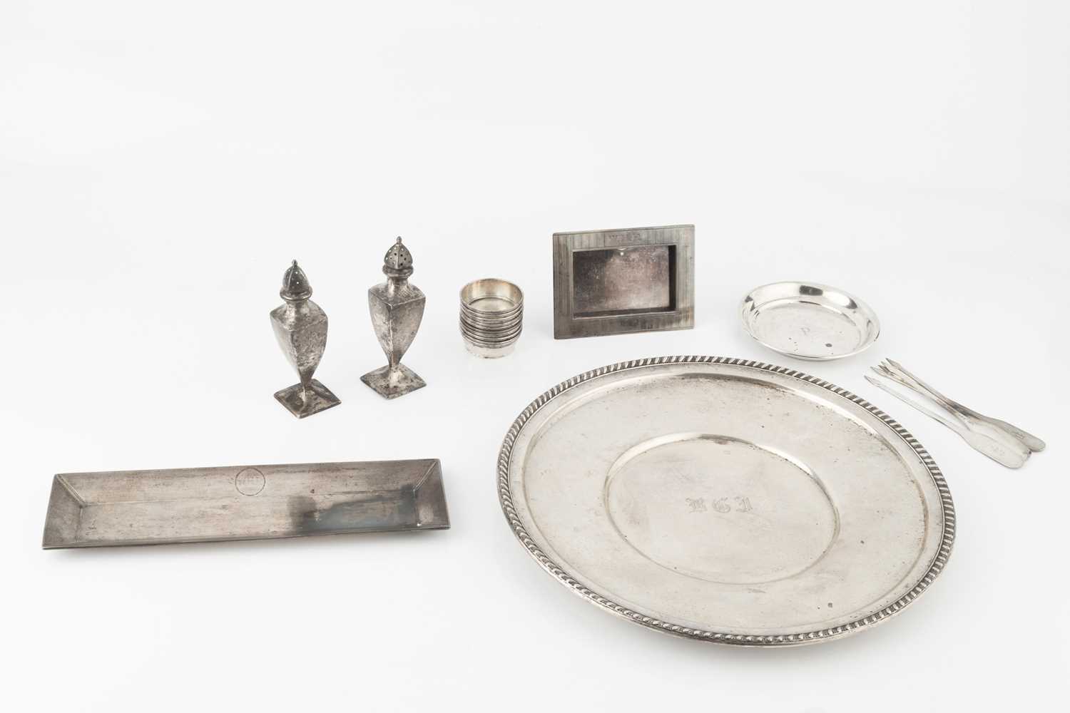 Lot 934 - An American silver plate, with gadrooned...