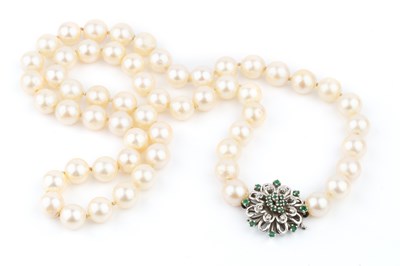 Lot 344 - A single strand uniform cultured pearl...