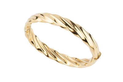 Lot 28 - A 9k gold oval hinged bangle, of wrythen form,...