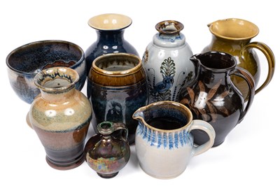 Lot 1089 - A collection of modern pottery