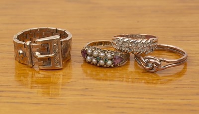 Lot 524 - Selection of jewellery comprising: a Victorian...