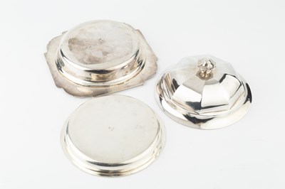 Lot 956 - An Edwardian silver muffin dish and cover, the...