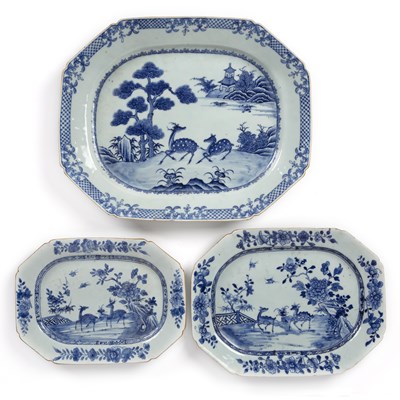 Lot 118 - Three similar export blue and white porcelain...