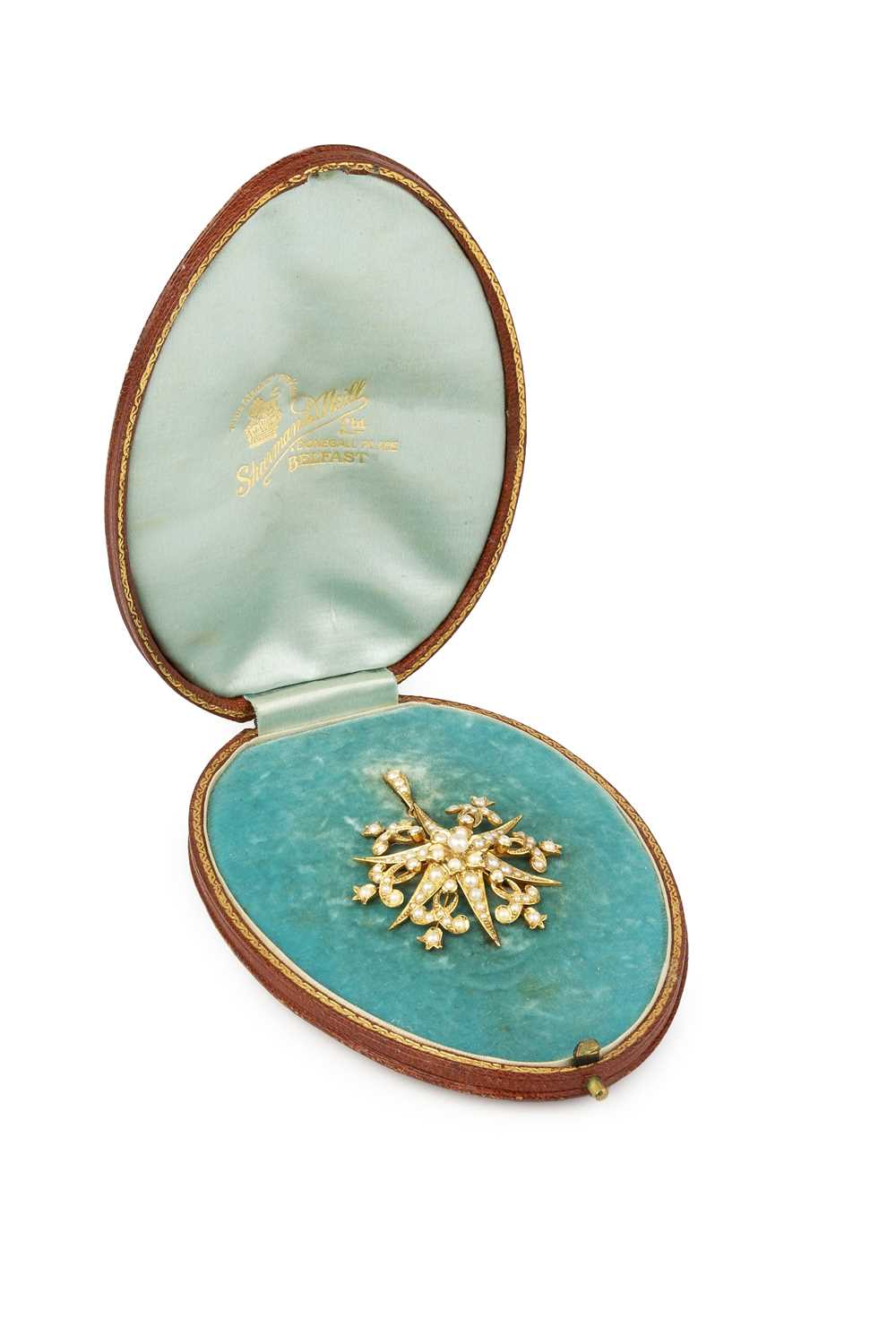 Lot 18 - An Edwardian seed pearl pendant/brooch, of...