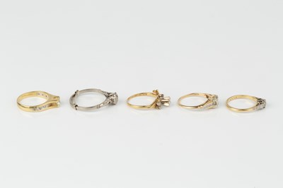Lot 237 - A diamond single stone ring, the round...