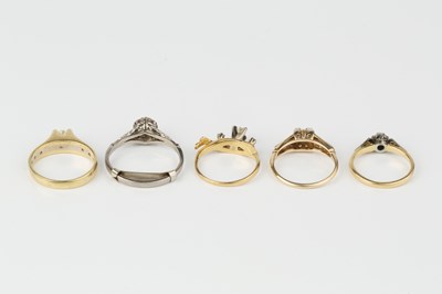 Lot 237 - A diamond single stone ring, the round...
