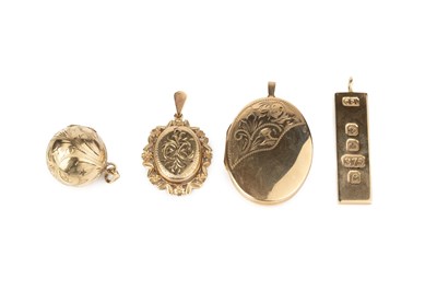 Lot 217 - A 9ct gold ingot pendant, a 9ct gold globular...