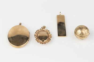 Lot 217 - A 9ct gold ingot pendant, a 9ct gold globular...