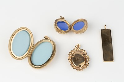 Lot 217 - A 9ct gold ingot pendant, a 9ct gold globular...